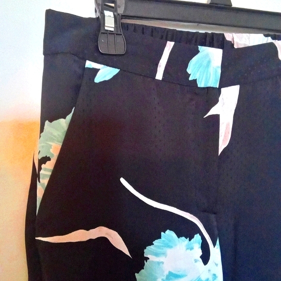 1. STATE Satin Floral Wide Leg Pant with Pockets - Picture 6 of 11